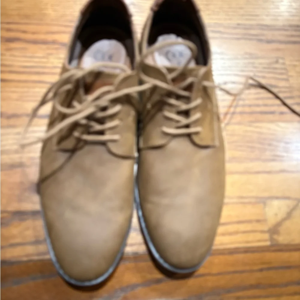 Elegant Tan Men's Lace-Up Derbys